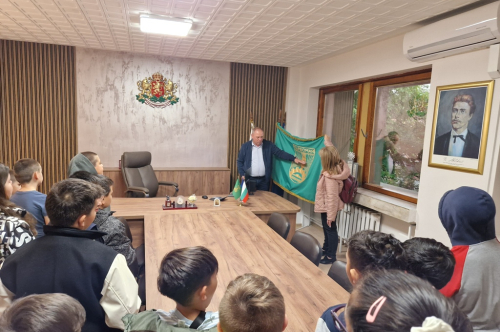 Учениците от IV клас на СУ „Проф. д-р Асен Златаров” гостуваха на кмета
